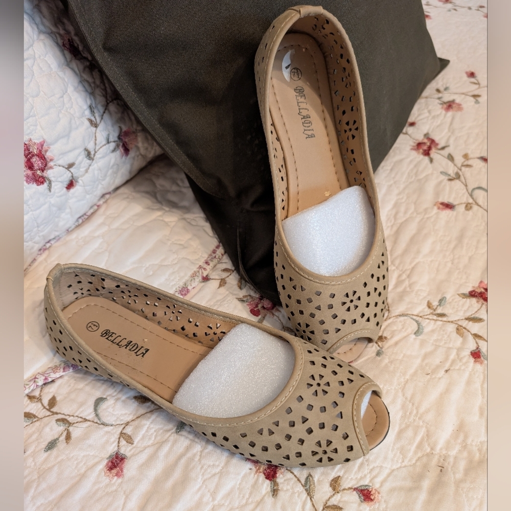 Beige Peep-Toe Laser-Cut Flats - Sz 7 5